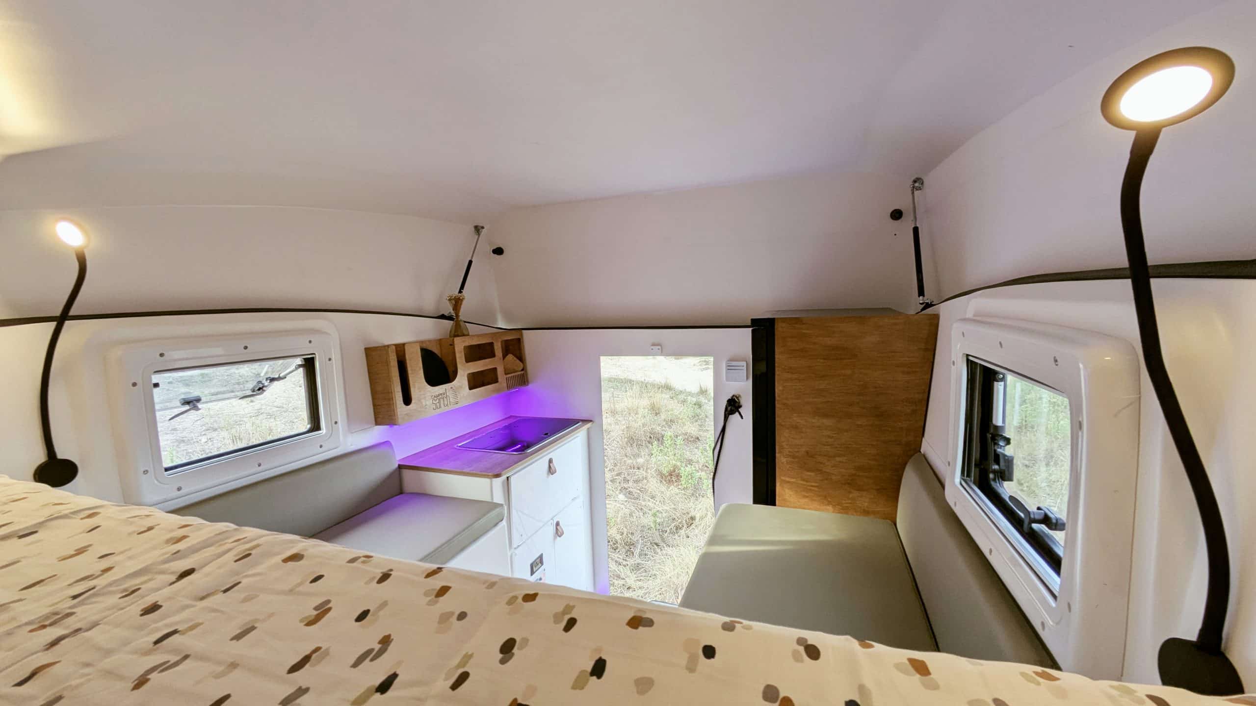 La Sarch Camper African desplegada ofrece un espacio interior confortable
